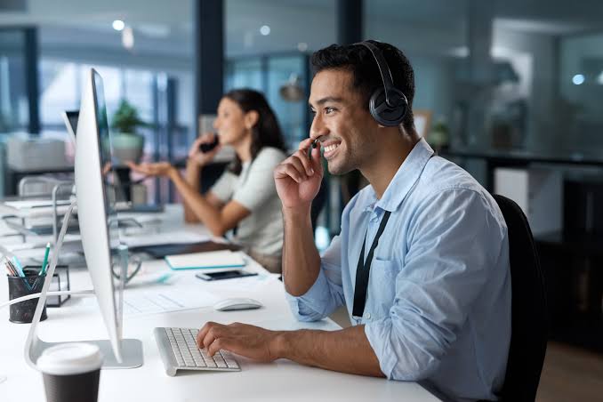 IT remote support specialist helping a client in Dubai